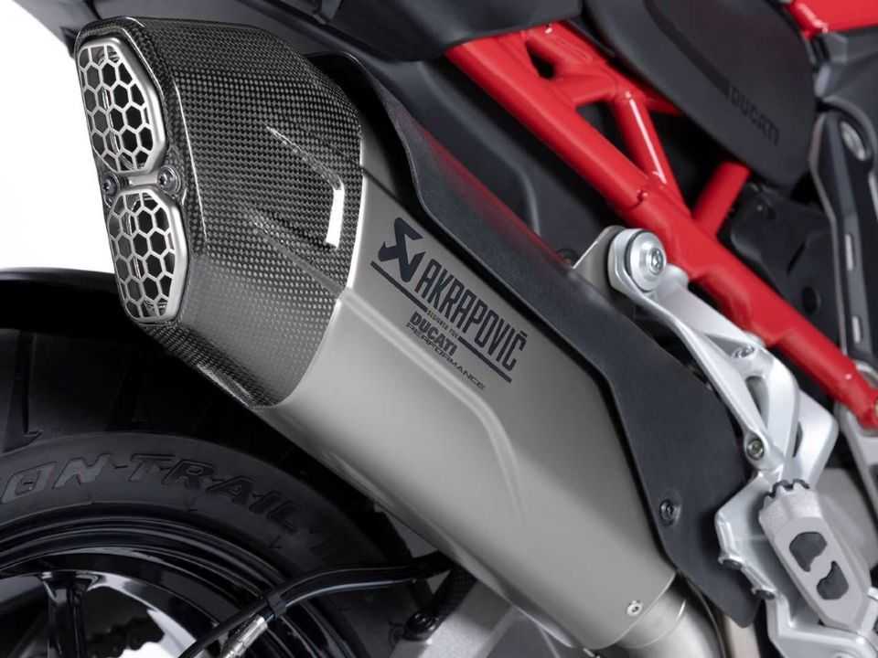 Ducati Multistrada V4 com escapamento Akrapovic